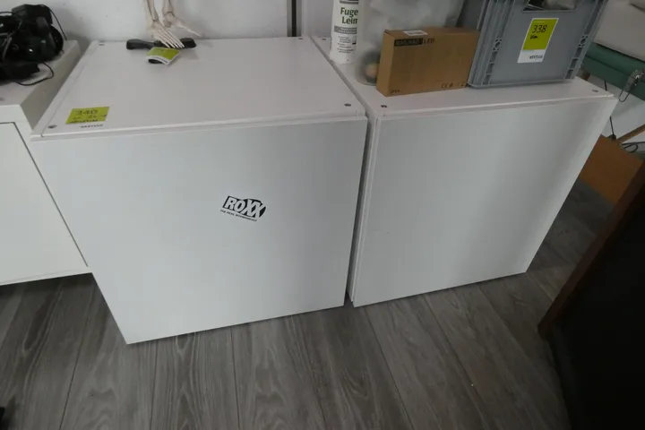 2x Sideboard, ohne Inhalt Maße in cm je ca. 120 x 57 x 61
